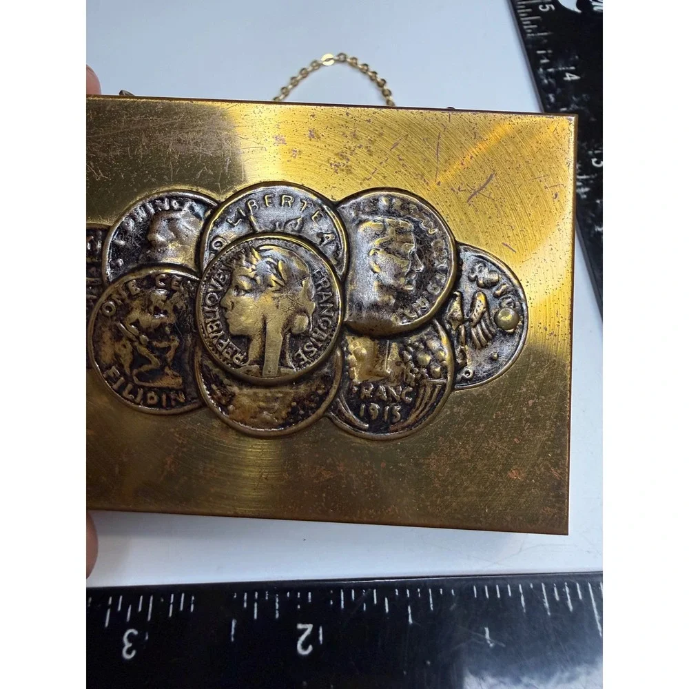 Unbranded gold tone